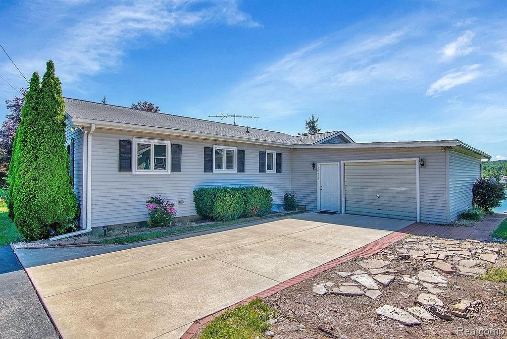 10476 Runyan Lake Rd, Fenton, MI 48430 Zillow