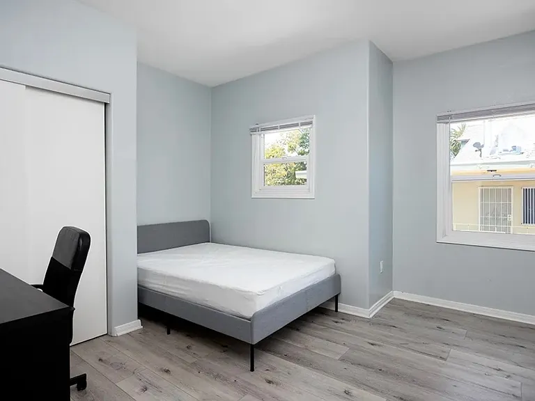 1220 W 27th St #1220 & 1222 — Photo 1