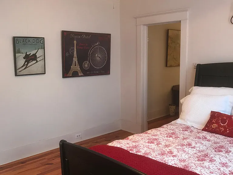 Bedroom 2- Queen bed
