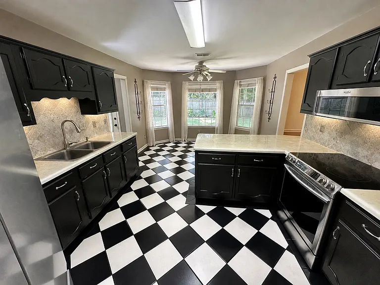 3211 Shadow Green Ln — Photo 12