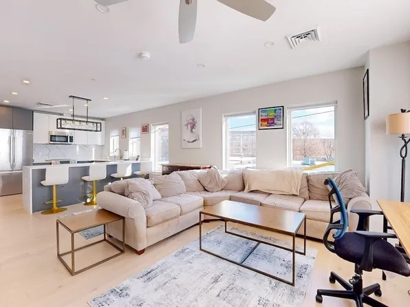 25 2nd St #305, Chelsea, MA 02150