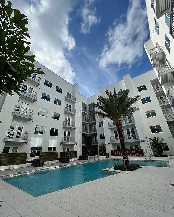 1st image of 600 W Amelia St #3B