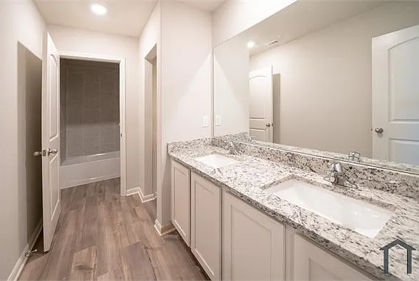 5 bed, 2700 sqft, $3,200 — Photo 2