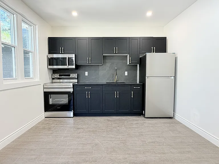 691 Ouellette Ave #6 — Photo 1