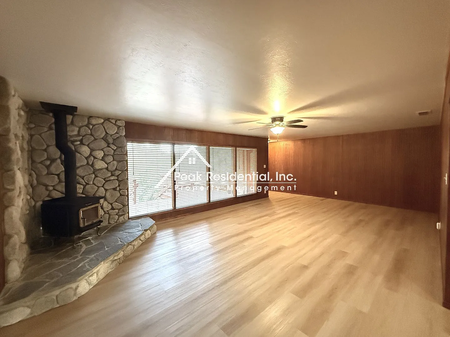 Spacious 4bd/1.5ba Auburn Home with 2 Car Garage — Photo 4