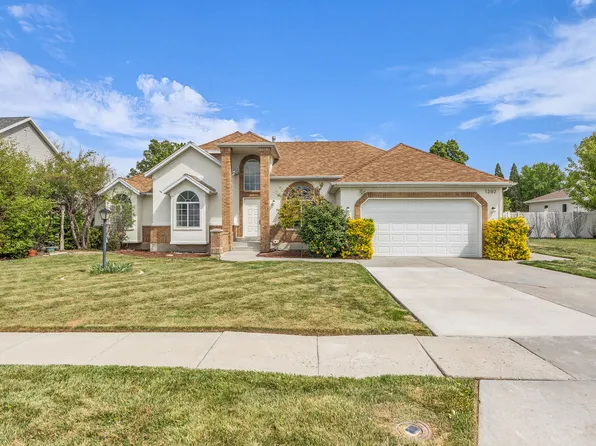 1202 W Country Ridge Dr, South Jordan, UT 84095