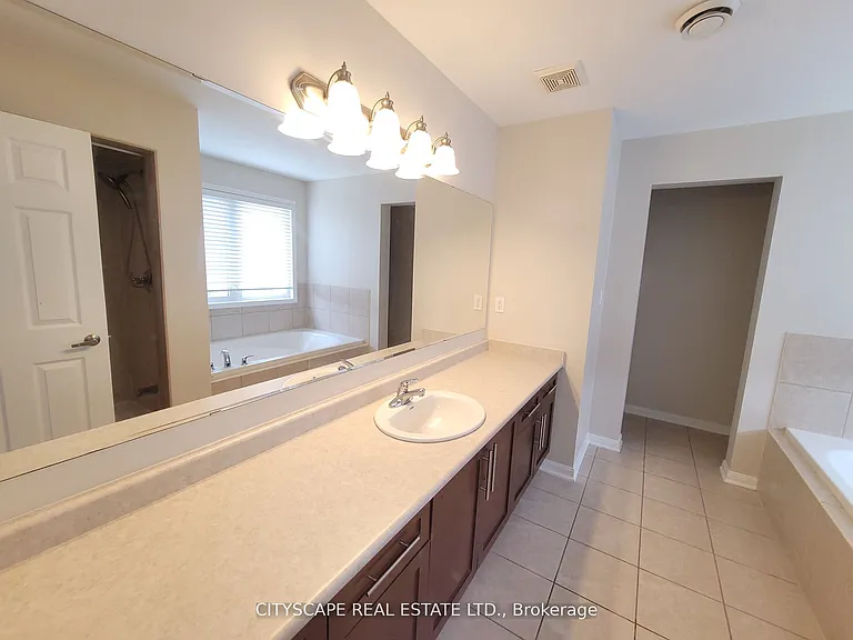 219 McGinnis Cres — Photo 17