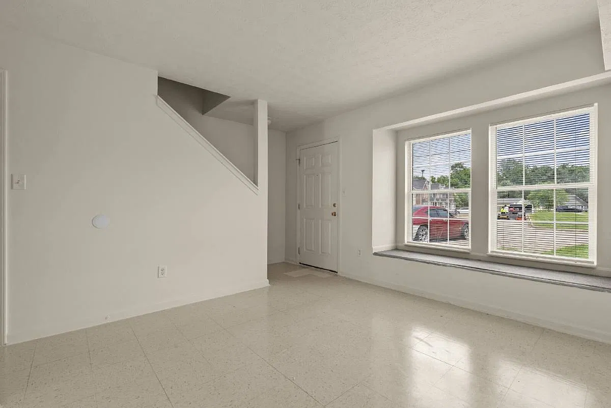 10401 Hillpark Dr in Louisville, KY 40229 — Photo 4
