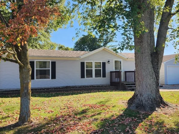 8897 E Meadows Rd, Dix, IL 62830