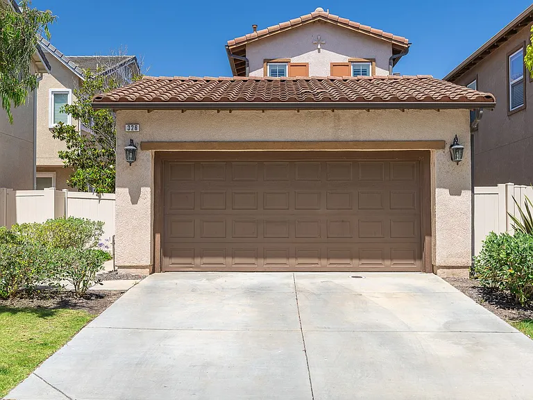 326 Lakeview Ct — Photo 33