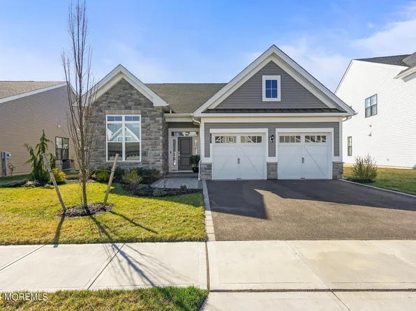 17 Woodspring Road, Farmingdale, NJ 07727