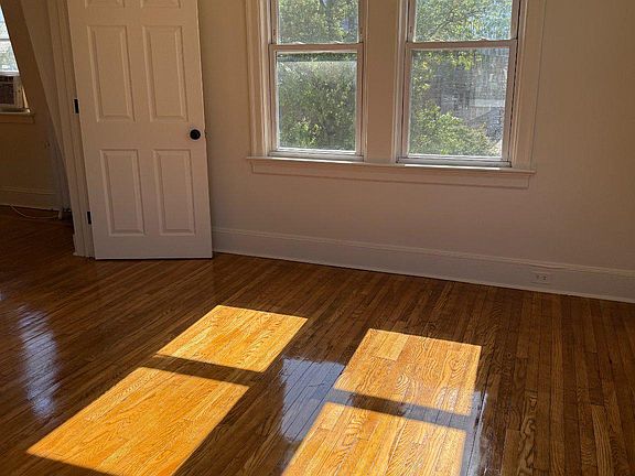 3rd image of 206 Nassau St