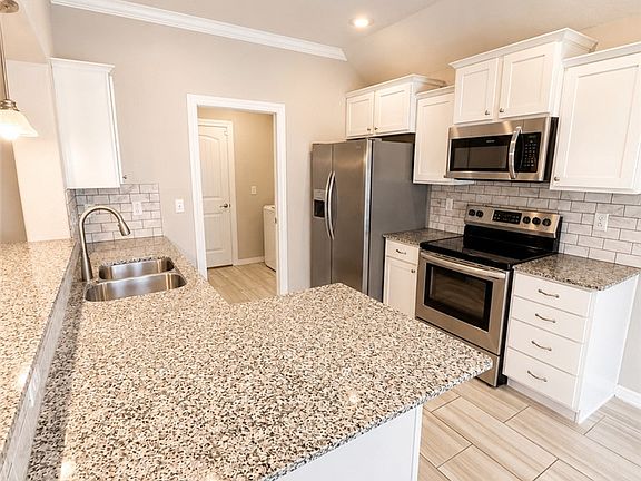 5th image of 910 Silverthorn Dr