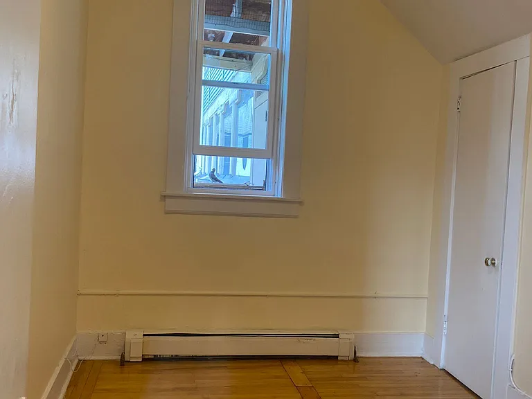203 College St — Photo 6
