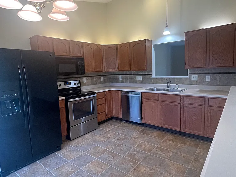 Oakview Dr — Photo 2