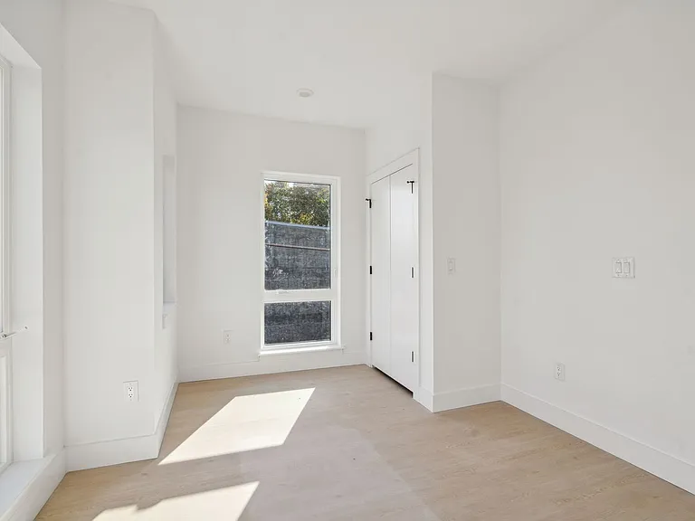 2400 W Montgomery Ave — Photo 11