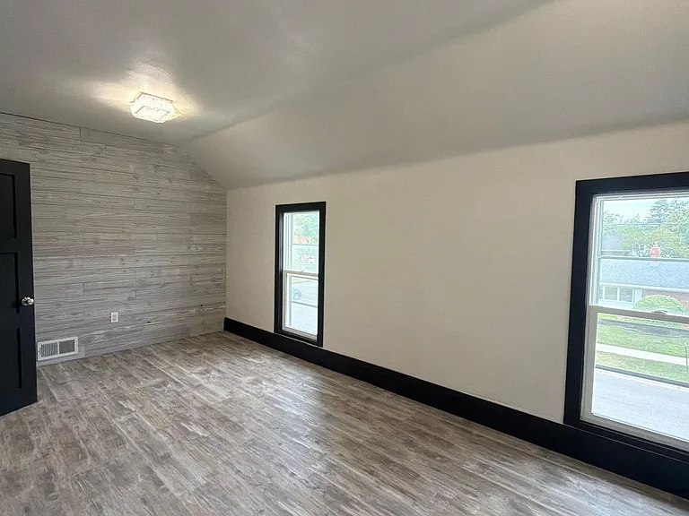 303 S Erie St — Photo 15
