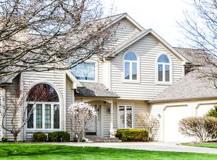 11 Crestview Dr, Oswego, IL 60543