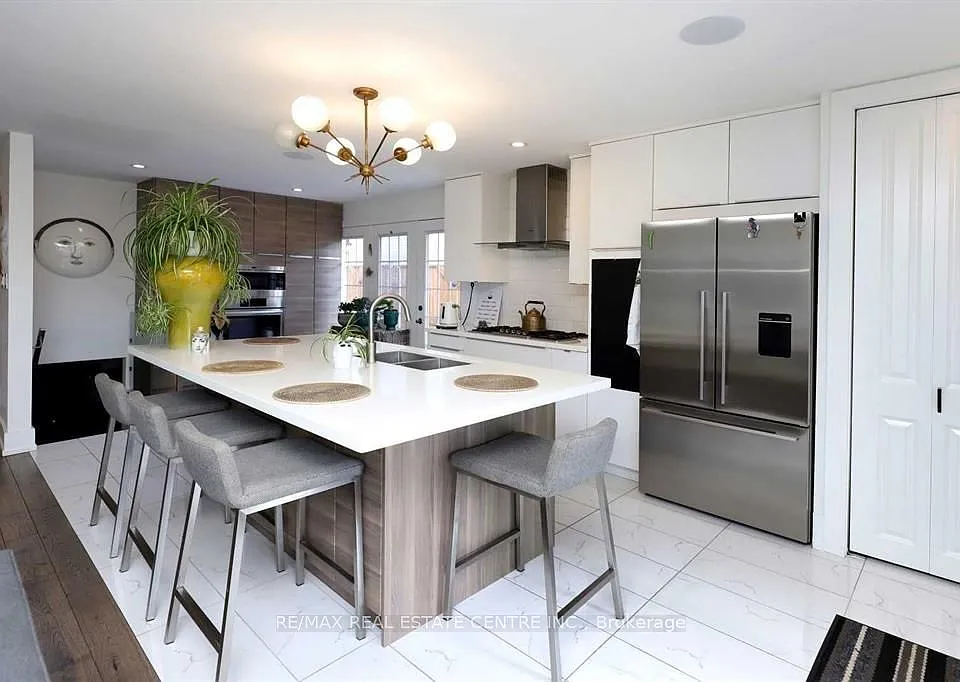 814 Eaglemount Cres