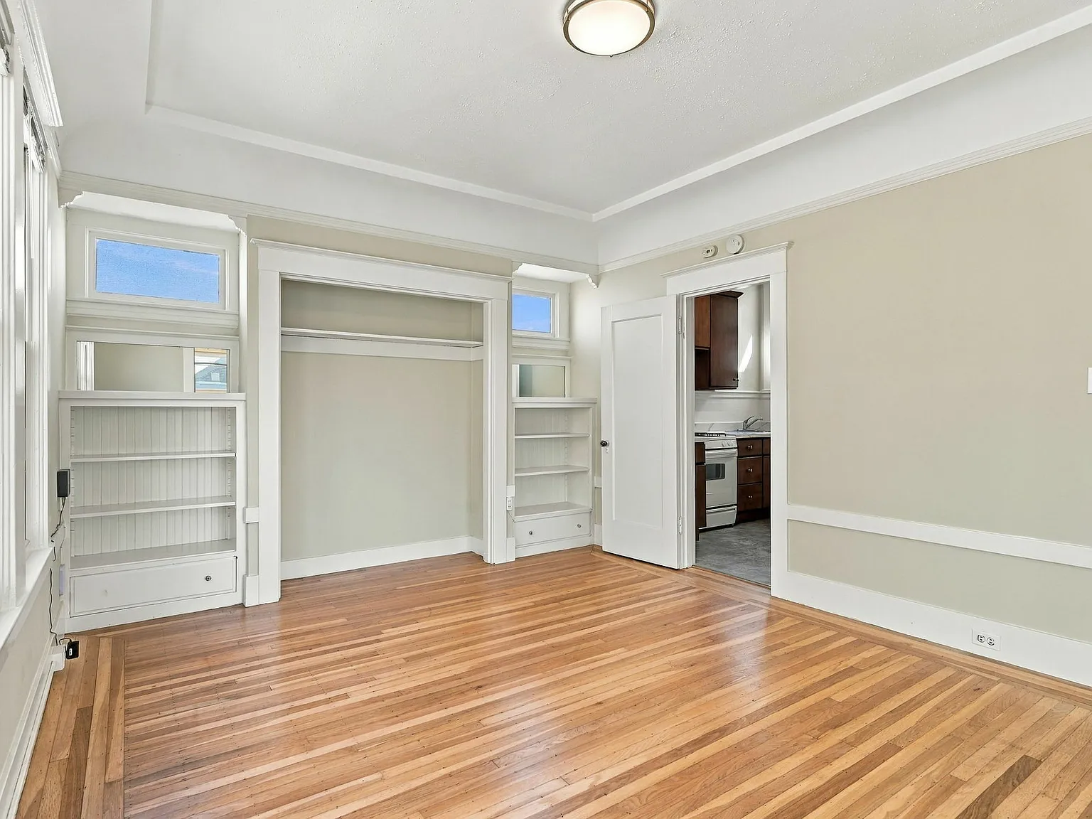 Light Galore 1BD 1BA + Large, Private Garage — Photo 4