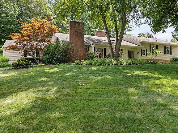 2nd image of 1504 Blythe Dr NW