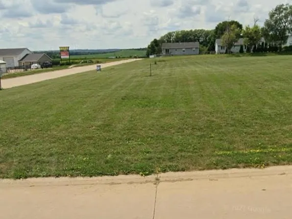 829 Main St S, Center Point, IA 52213