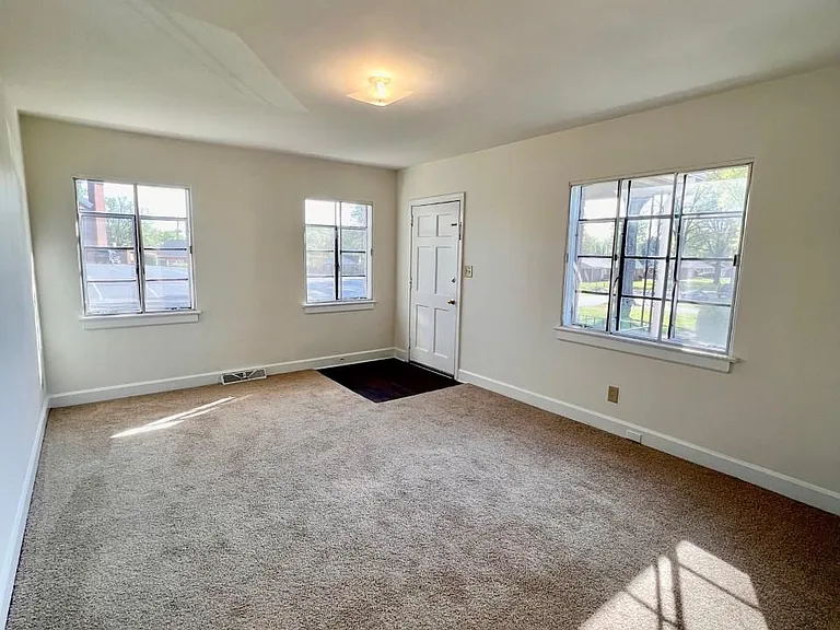 308 Elmhurst Rd — Photo 4