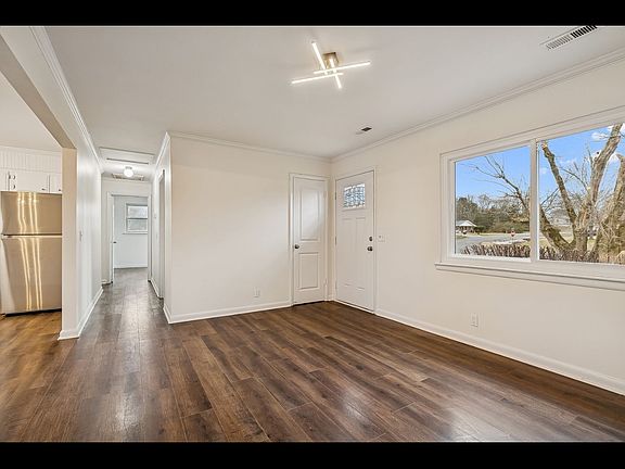 4th image of 121 Marilyn Dr