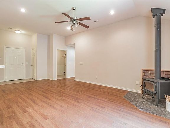 4th image of 33 N Cedar Ave