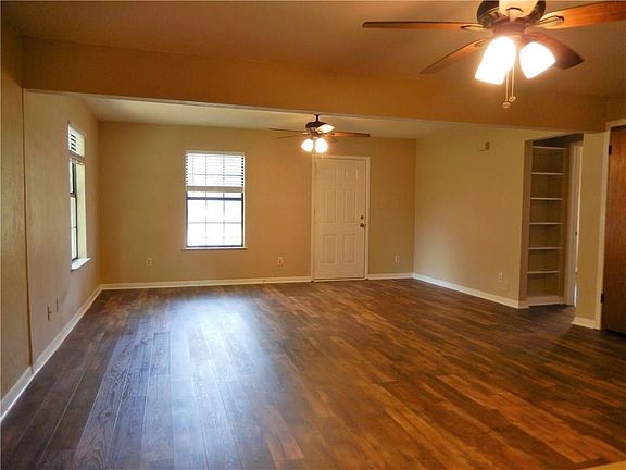 3rd image of 128 Shadowglenn Dr