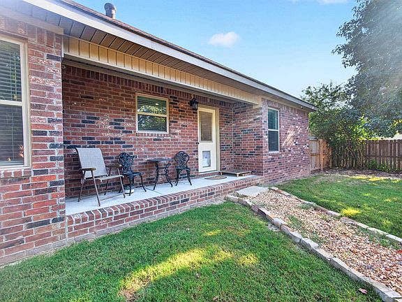 3rd image of 104 Heather Ln