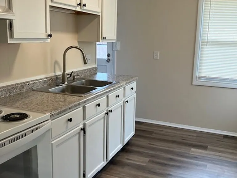 112 S Maple St — Photo 5