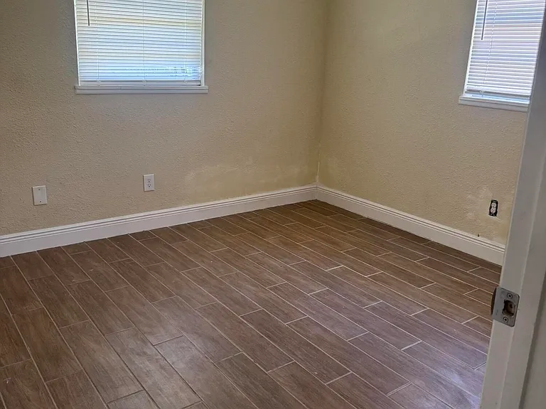 1604 SE Apache Ave — Photo 6