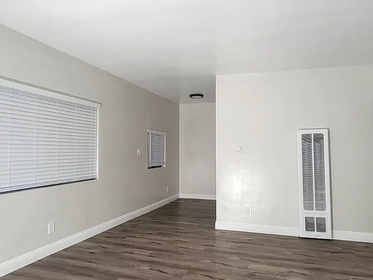 835-849 W Vernon Ave — Photo 3