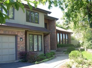 990 Cherrywood Ln, West Chicago, IL 60185
