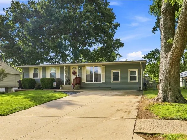 1044 Highland Dr, Liberty, MO 64068