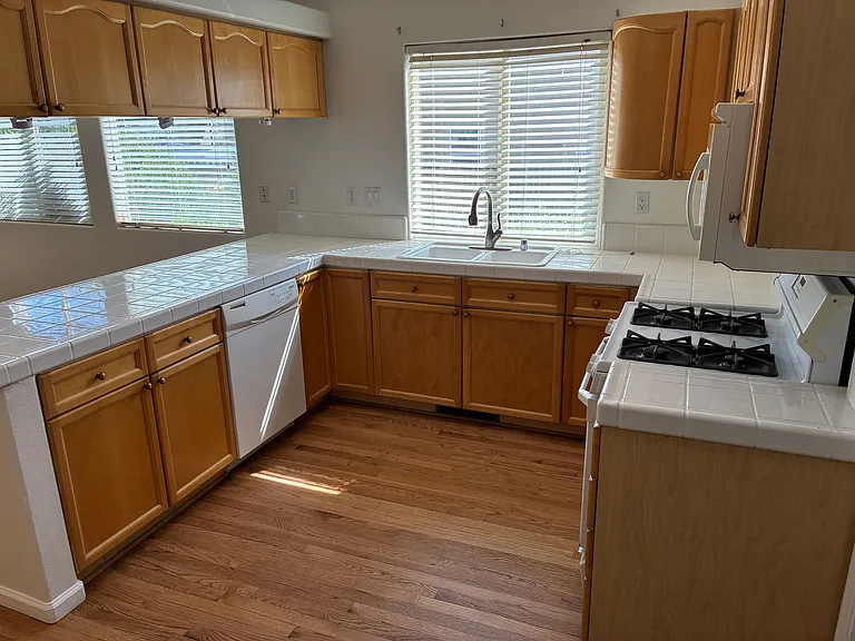 5122 Mesa Verde Dr — Photo 2