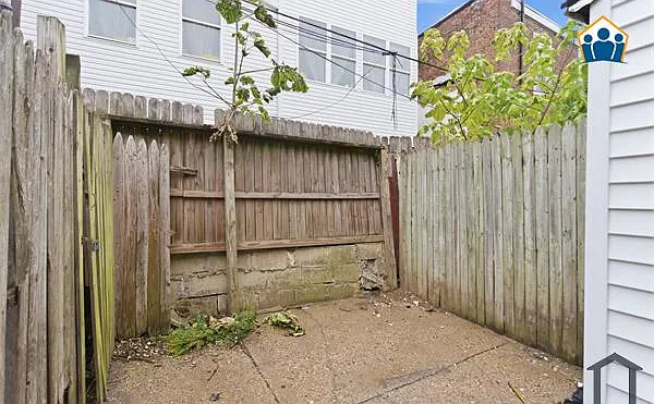 2530 Collins St — Photo 13