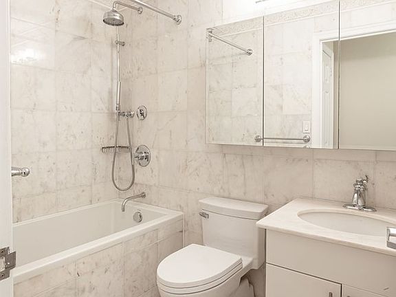 4th image of 30 W 63rd St APT 19U