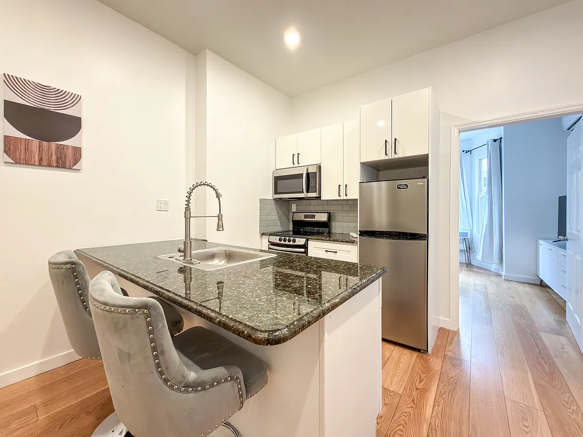 Building Photo - 2129 Pine St #2R