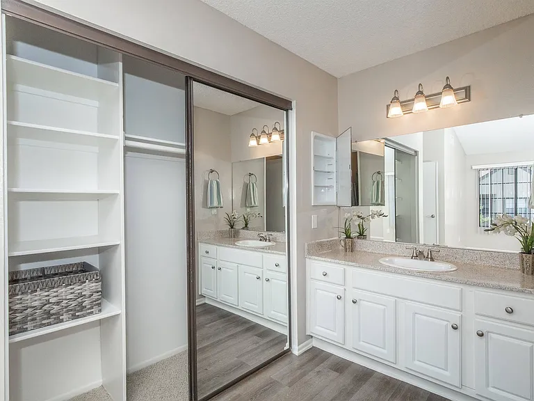 Oak Tree Court Apartment Homes — Photo 21