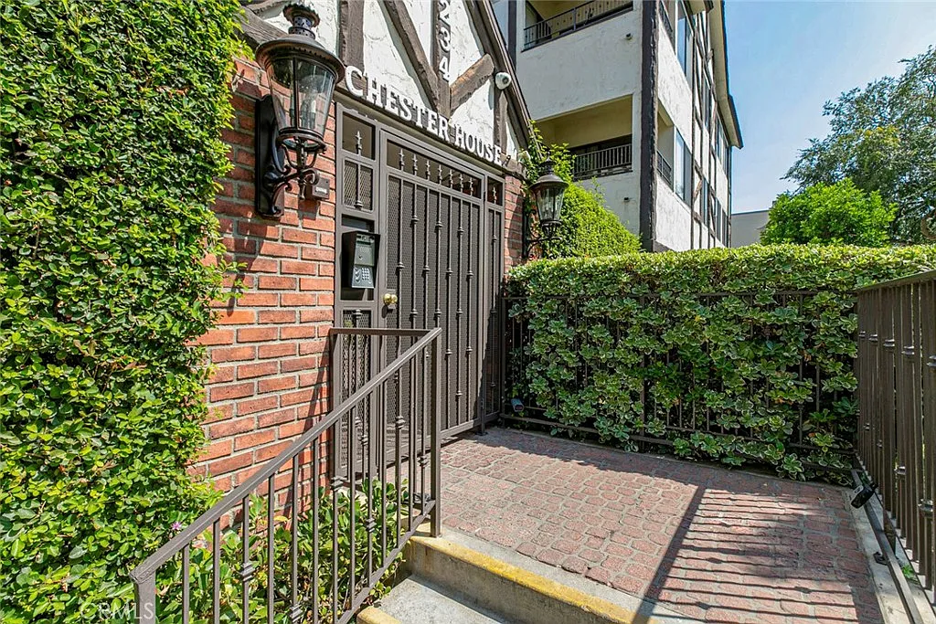 2 bed, 1215 sqft, $3,700 — Photo 2