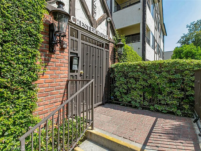 234 N Kenwood St — Photo 2