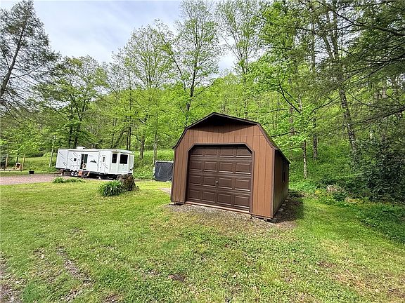 3rd image of 321 Dark Hollow Rd