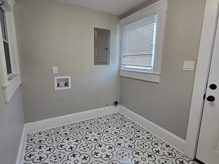 653 E Henry St — Photo 7