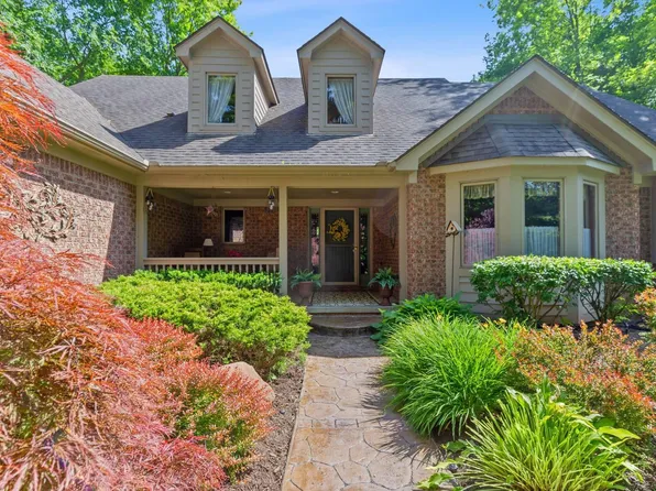 8884 Grand Oaks Ct, Washington, MI 48095