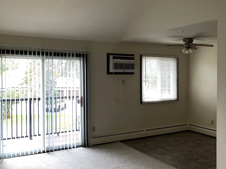dining room with ceiling fan