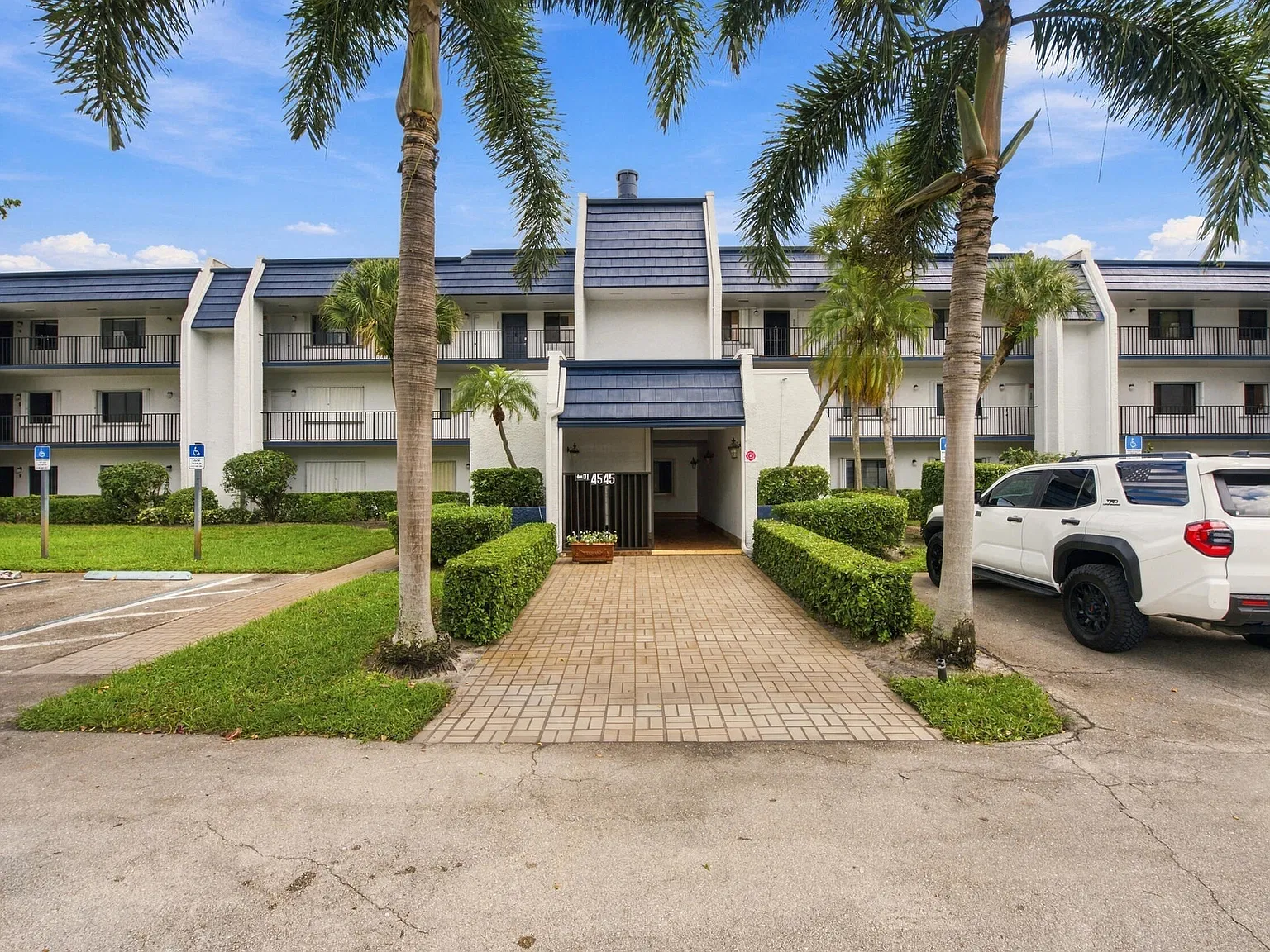 3 bed, 2.0 bath, 1225 sqft, $2,800 — Photo 3