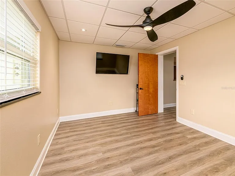907 Hillside Ter — Photo 20