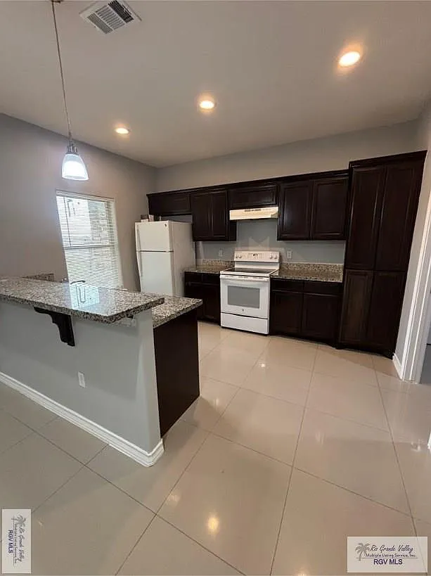 3 bed, 2.0 bath, 1348 sqft, $1,400 — Photo 4